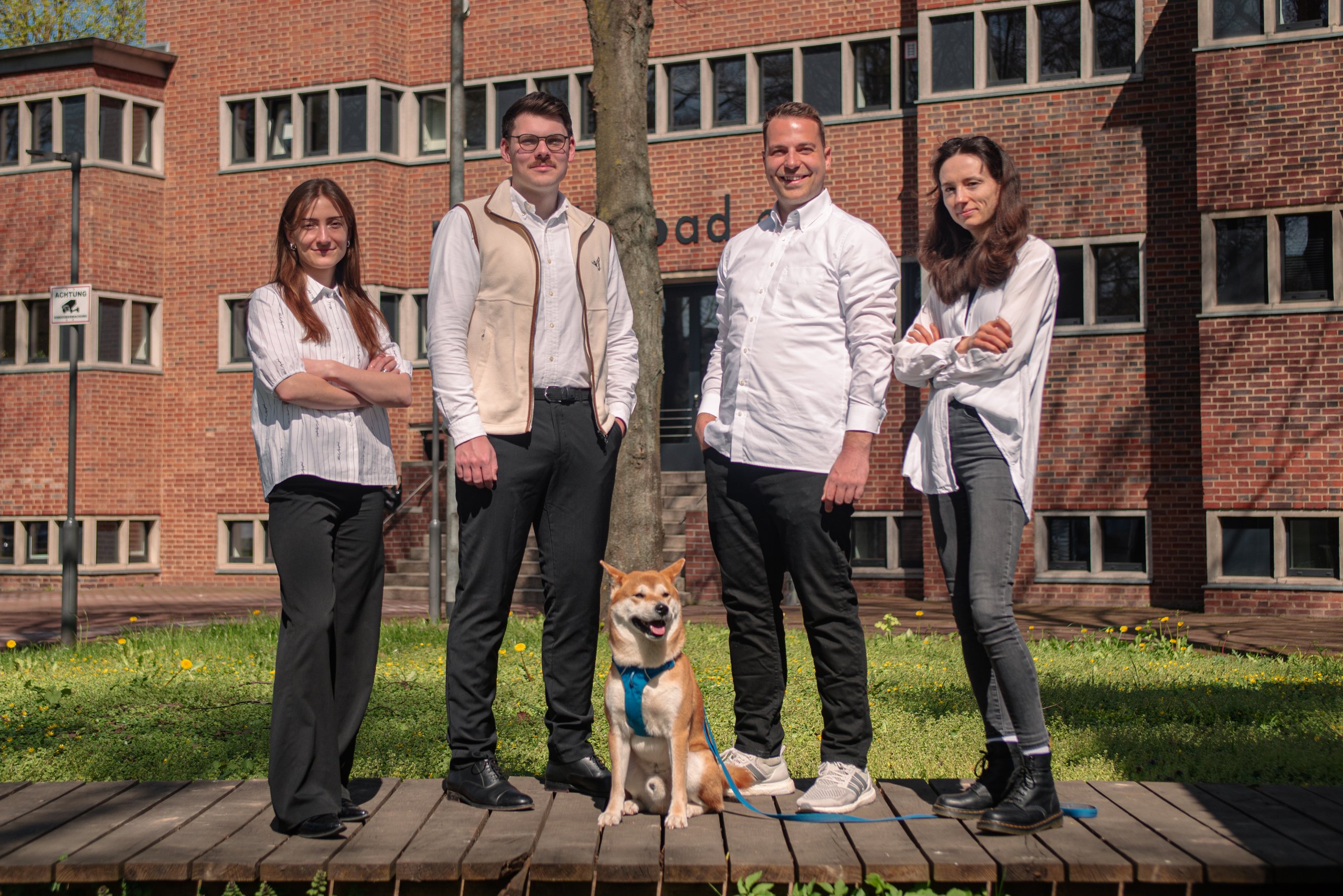 Das Team der Berg Finance GmbH vor dem Standort in Kassel